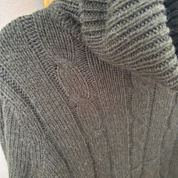 Cozy Olive Green Turtleneck Sweater with a Wool and Alpaca Blend - Picture 4 of 8